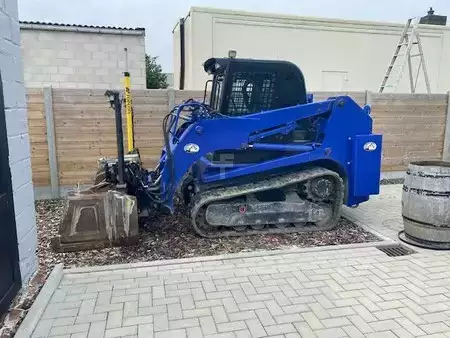 Kolové nakladače 2013 Takeuchi TL10 (1)