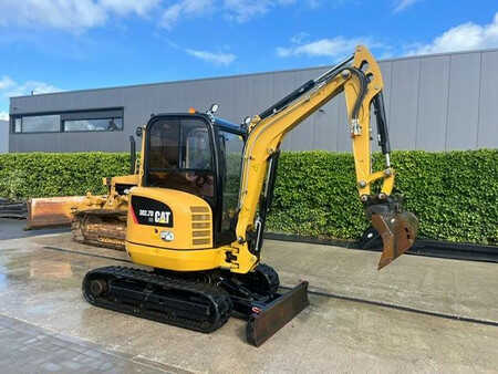Minibagry 2018 Caterpillar 302.7 D CR (2)
