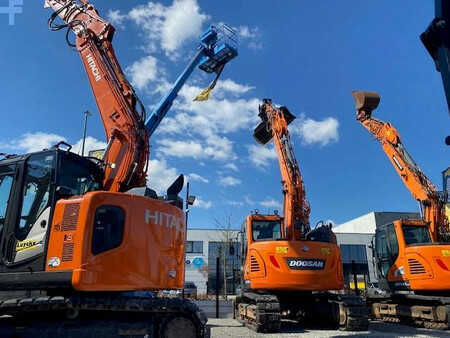 Lánctalpas kotrógép 2020 Hitachi 135US-6 (28)