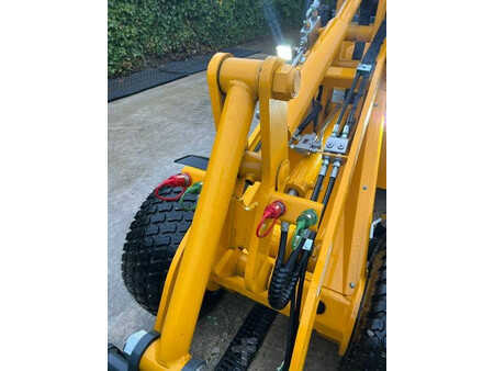Kolové nakladače 2024 Giant G 1200 (21)