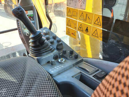 Kettenbagger 2019 Hitachi ZX225USLC-6 (15)