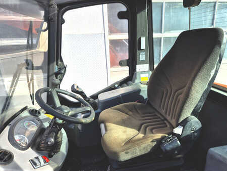 Kompakt lastare 2022 Hitachi ZW65-6 (13)