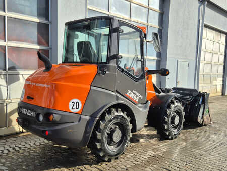 Kompakt lastare 2022 Hitachi ZW65-6 (6)
