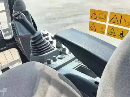 Lánctalpas kotrógép 2018 Hitachi KTEG KMC400P-6 (14)