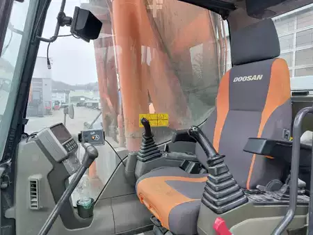 Demoliční bagry 2012 Doosan DX420LC (13)