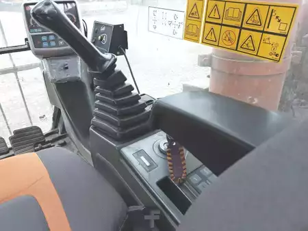 Demoliční bagry 2012 Doosan DX420LC (14)