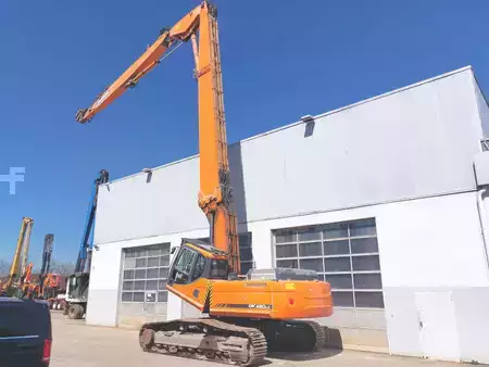 Demoliční bagry 2012 Doosan DX420LC (3)