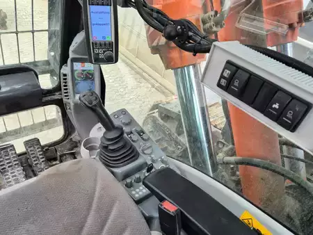 Koparki do wyburzeń 2019 Hitachi KTEG KMC600P-6 (17)