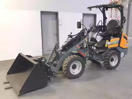 Kompaktní nakladače 2023 Giant G2200E X-Tra (2)