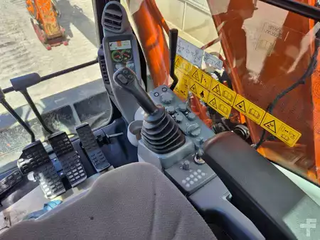 Escavadora de rastos 2021 Hitachi ZX135US-6 (18)