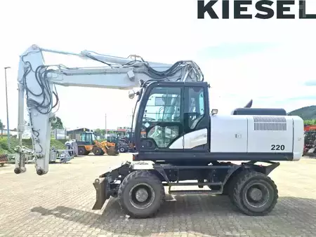 Kerekes kotrógép 2014 Hitachi ZX220W-5 (1)
