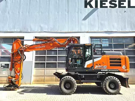 Escavatori gommati 2023 Hitachi ZX220W-7 (1)
