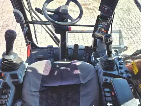 Escavatori gommati 2023 Hitachi ZX220W-7 (16)