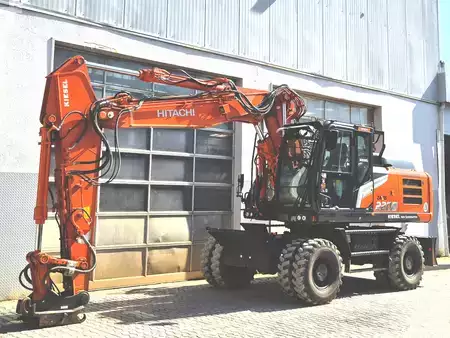 Escavatori gommati 2023 Hitachi ZX220W-7 (2)