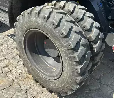 Escavatori gommati 2024 Hitachi ZX95W-7 (10)