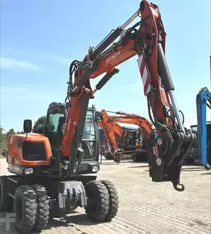 Escavatori gommati 2024 Hitachi ZX95W-7 (3)
