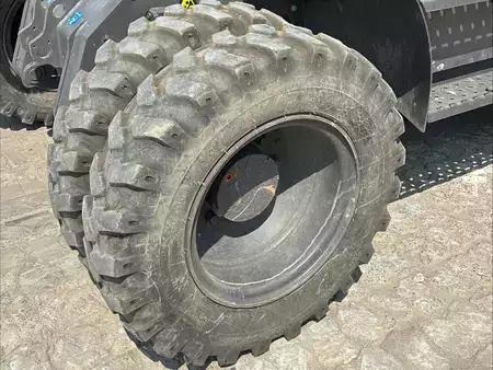 Escavatori gommati 2024 Hitachi ZX95W-7 (9)