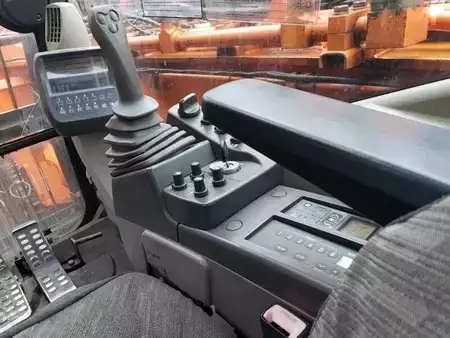 Pelles sur chenilles 2007 Hitachi ZX520LCD-3 (12)