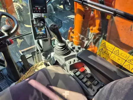 Escavatori gommati 2023 Hitachi ZX155W-7 (18)