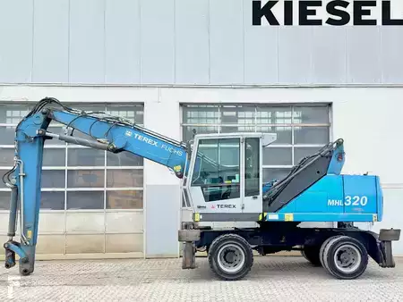 Pelle de manutention 2016 Fuchs MHL320 D (1)
