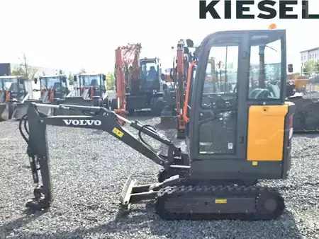 Міні-екскаватори 2023 Volvo EC18E (1)