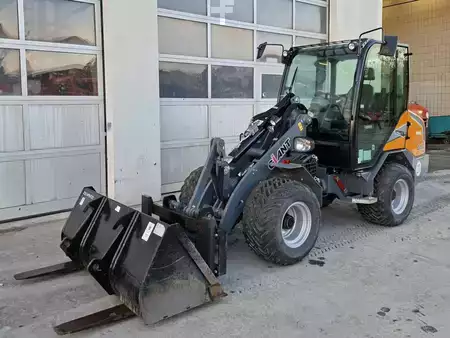 Kolové nakladače 2023 Giant G3500 X-Tra (2)