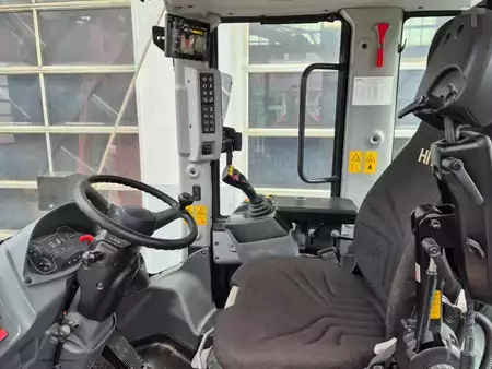 Kolové nakladače 2023 Hitachi ZW250-7 (14)