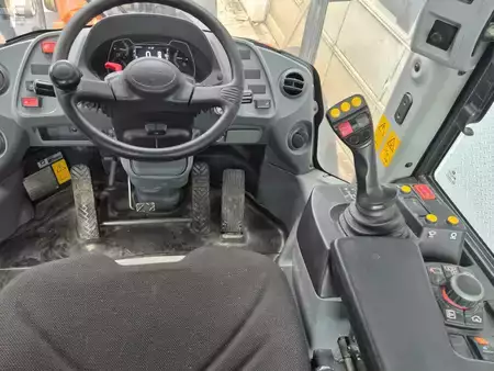 Kolové nakladače 2023 Hitachi ZW250-7 (15)