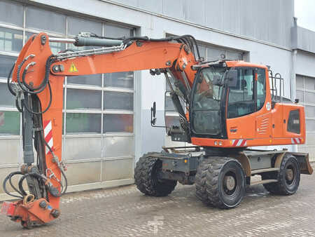 Mobilní bagry 2015 Liebherr A916 (3)