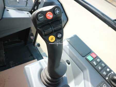 Kolové nakladače 2024 Bobcat L 75 (18)