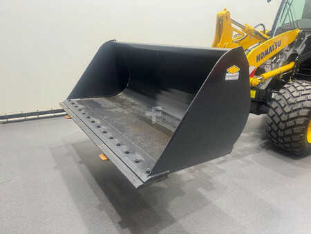 Kolové nakladače 2025 Komatsu WA80M-8E0 DEMO (15)