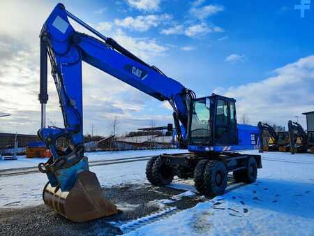 Pelle sur pneus 2010 Caterpillar M322D (2)