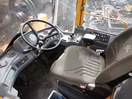 Kolové nakladače 1992 Volvo L 120 B (5)