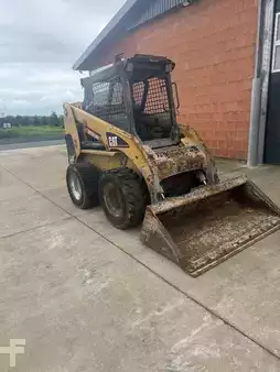 Kompaktikuormaajat 2003 Caterpillar 236 (2)