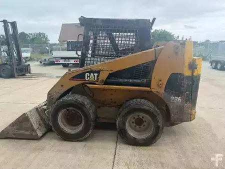 Kompaktikuormaajat 2003 Caterpillar 236 (5)