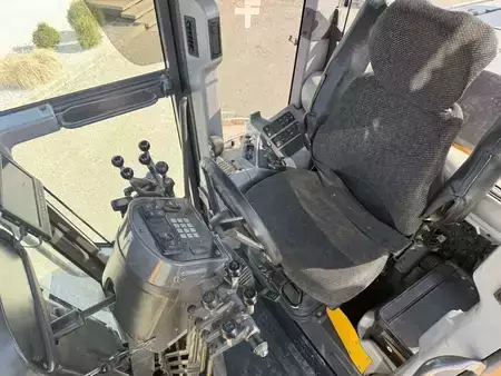 Równiarki 2006 Volvo G 946 AWD (11)