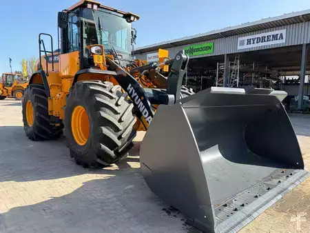 Kolové nakladače 2023 Hyundai HL955A (1)