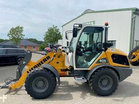 Kolové nakladače 2023 Liebherr L 504 Compact EUR 949,- MIETE / RENTAL (12002036) (1)