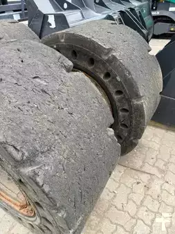 Sonstige 0 [div] sonstige Brawler Solid Flex 20.5R25 Vollgummireife (7)