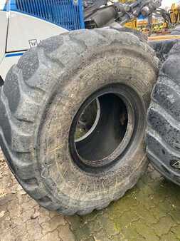 Ostatní 0 Bridgestone (406) 750/65R25 ** Reifen / tyre (2)