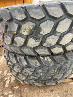 Ostatní 0 Bridgestone (444+445) 26.5R25 VJT L3 Reifen / tyres (1)