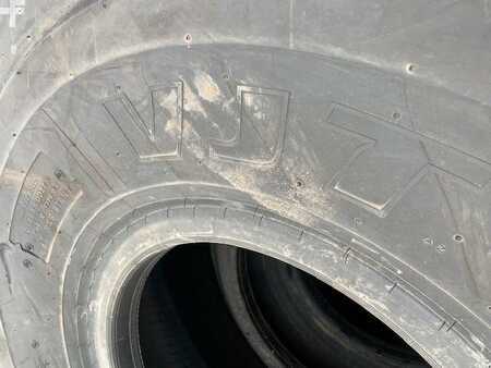 Ostatní 0 Bridgestone (444+445) 26.5R25 VJT L3 Reifen / tyres (3)