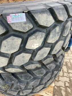 Ostatní 0 Bridgestone (444+445) 26.5R25 VJT L3 Reifen / tyres (6)