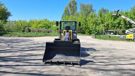 Kolové nakladače 2025 Mecalac AX850 (11)