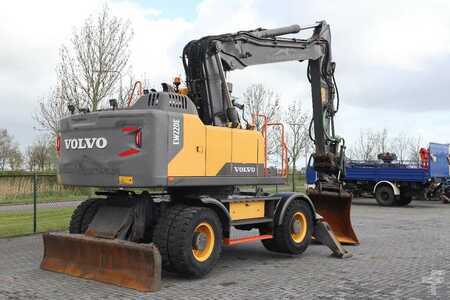 Escavadora de rodas 2018 Volvo EW 220 E | TILTROTATOR | BUCKET | 2-PIECE | BSS (6)