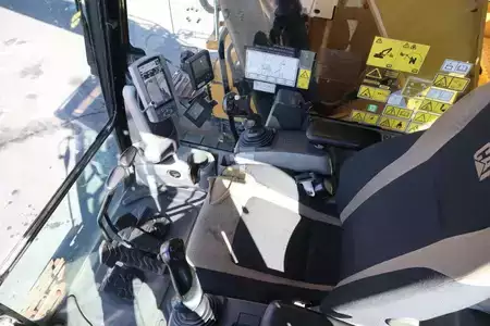 Rupsgraafmachines 2018 Caterpillar 325 F LCR | ROTOTILT | BUCKET (18)