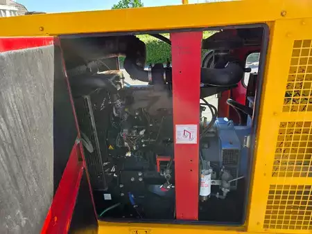 Power Generator 0 SDMO ± 45 kVA met motorschade (10)