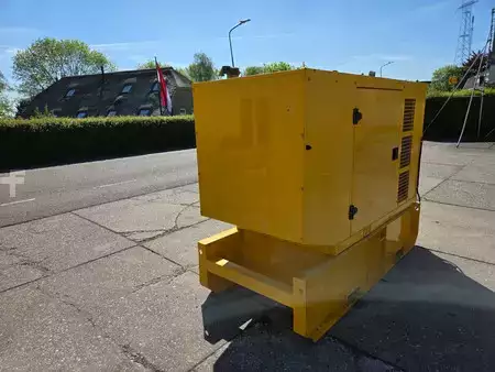 Power Generator 0 SDMO ± 45 kVA met motorschade (4)