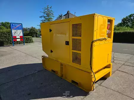 Power Generator 0 SDMO ± 45 kVA met motorschade (5)