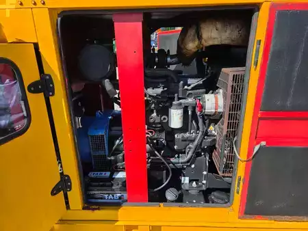 Power Generator 0 SDMO ± 45 kVA met motorschade (8)